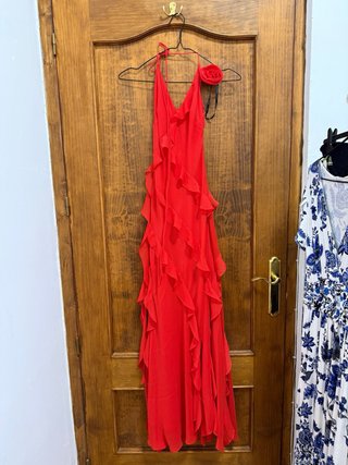 Vestido rojo formal con volantes