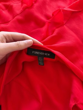 Vestido rojo formal con volantes