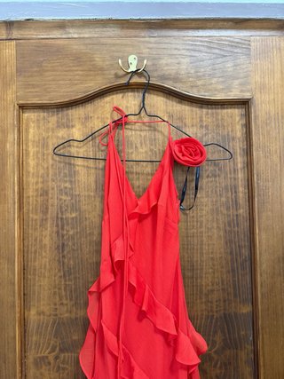 Vestido rojo formal con volantes