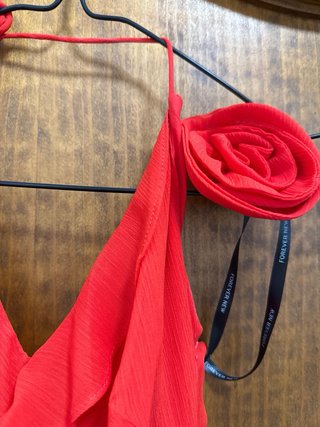 Vestido rojo formal con volantes