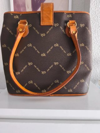 Bolso de hombro marrón y camel
