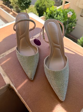 Zapatos tacón Primark pedrería beige/plata