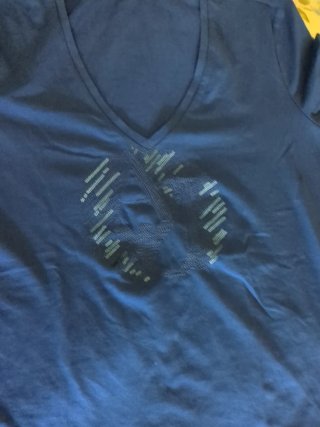 Camiseta azul con cuello en V