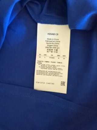 Camiseta azul con cuello en V