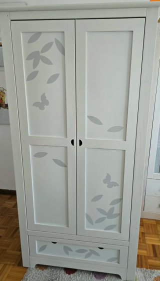 Armario infantil blanco con hojas y mariposas