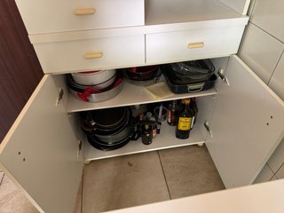Scaffale bianco con mensole e cassetti