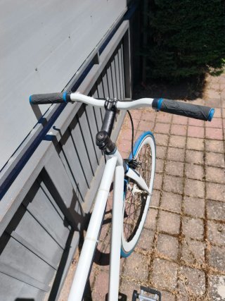 Bicicleta Fixie BH Blanca Ruedas Azules
