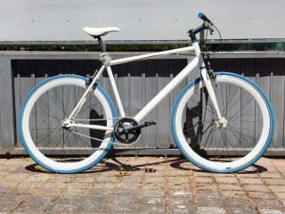 Bicicleta Fixie BH Blanca Ruedas Azules