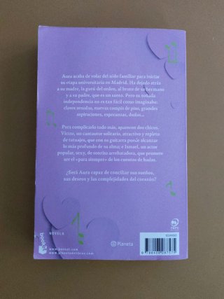 Aura cambia las zapatillas por zapatos de tacón.