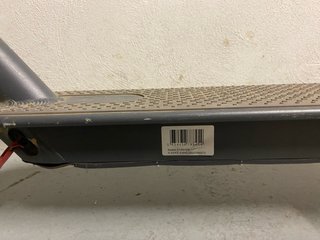 Patinete eléctrico gris