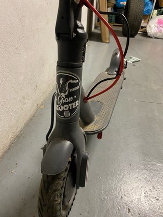 Patinete eléctrico gris