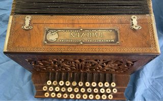 Acordeón Diatónico Antiguo de Madera