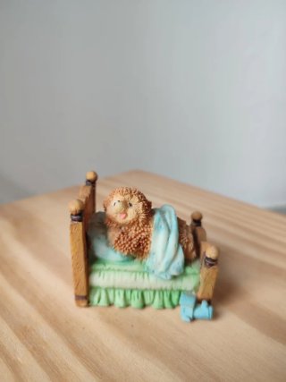 Figurita de perro en cama