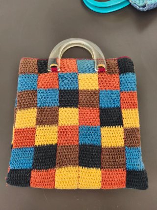 Bolso de punto artesanal con asas de madera
