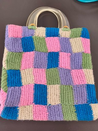 Bolso de punto artesanal con asas de madera