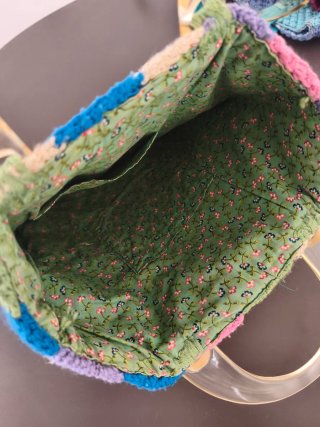 Bolso de punto artesanal con asas de madera