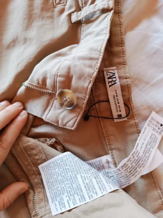 Pantalón chino barrel bombacho beige Zara 40