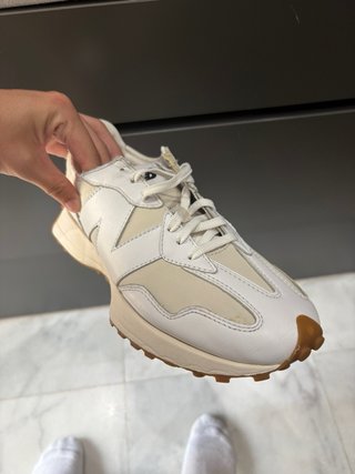 Zapatillas New Balance Beige y Blancas