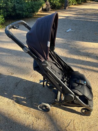 Carrito bebé negro de la marca Ergobaby