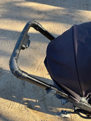 Carrito bebé negro de la marca Ergobaby