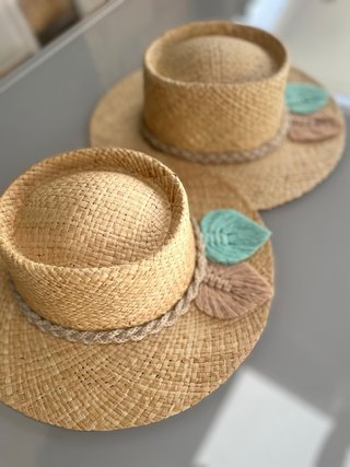 Conjunto veraniego  Capazo,gorros, toalla pareo