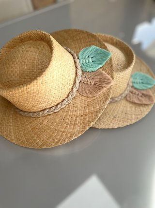 Conjunto veraniego  Capazo,gorros, toalla pareo