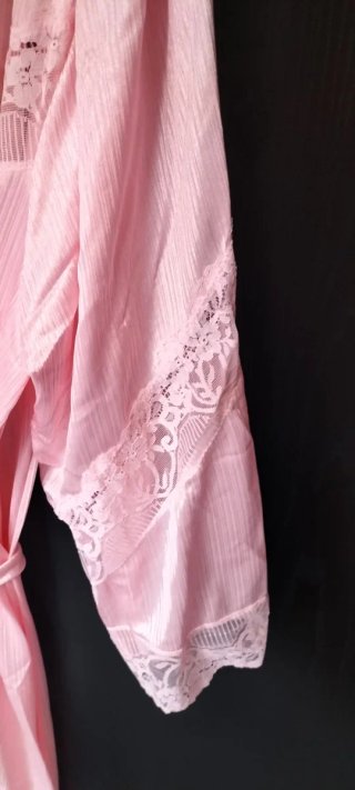 Bata de seda rosa
