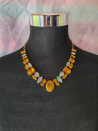 Colgante dorado con piedras naranjas y transparent