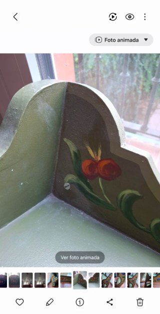 Estantería tirolés de madera pintada floral