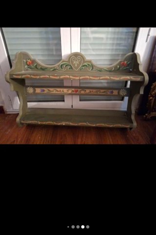 Estantería tirolés de madera pintada floral