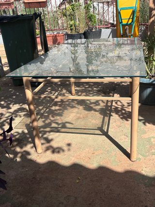 Mesa de cristal y metal