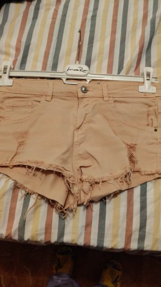Pantalón corto vaquero beige desgastado