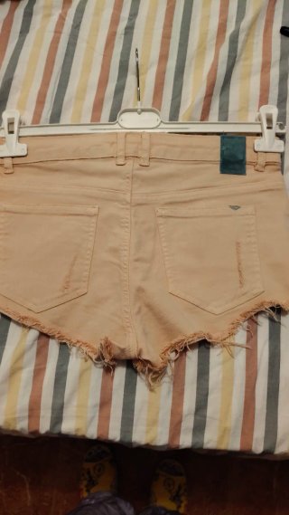 Pantalón corto vaquero beige desgastado