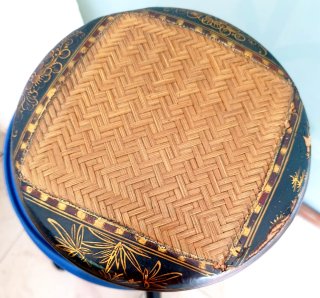Cesta de mimbre con tapa decorada