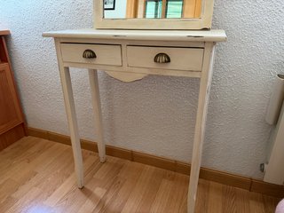 Recibidor de madera con espejo