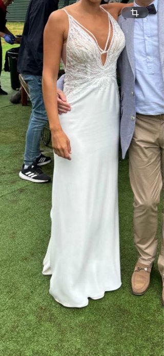 Vestido de Novia con Capa y Velo