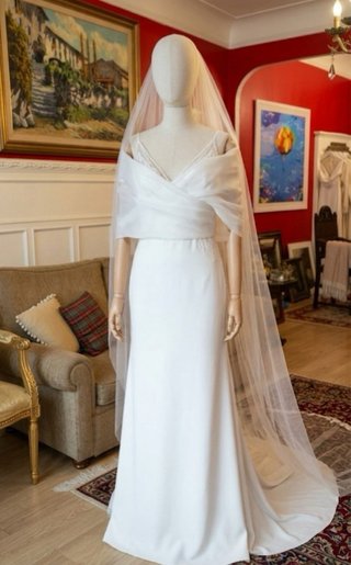 Vestido de Novia con Capa y Velo