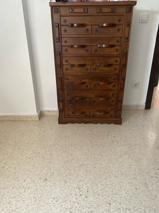Armario de madera con puertas batientes