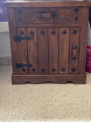 Armario de madera con puertas batientes