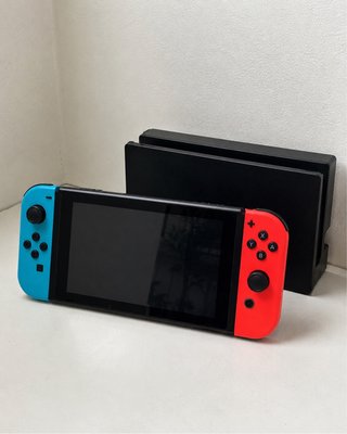 Nintendo Switch con Joy-Con y Base