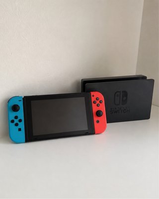 Nintendo Switch con Joy-Con y Base