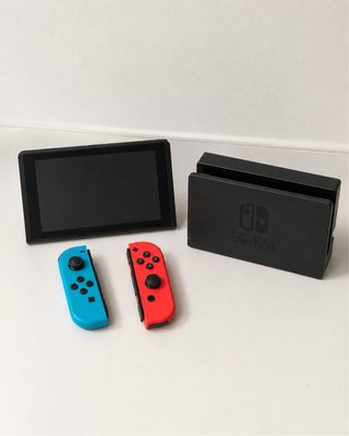 Nintendo Switch con Joy-Con y Base