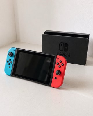 Nintendo Switch con Joy-Con y Base