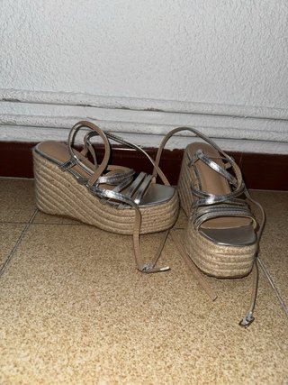 Sandalias cuña plateadas atadas