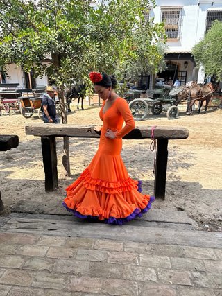 Traje de flamenca naranja y morado