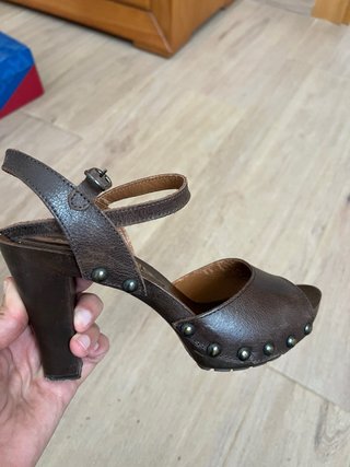 Sandalias Mustang tacón marrón