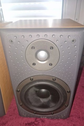 Altavoces B&W Grises y Plateados