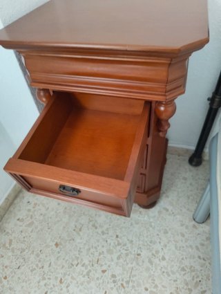 Mesita de noche clásica de madera