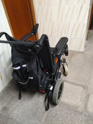 Silla de ruedas eléctrica en buen estado