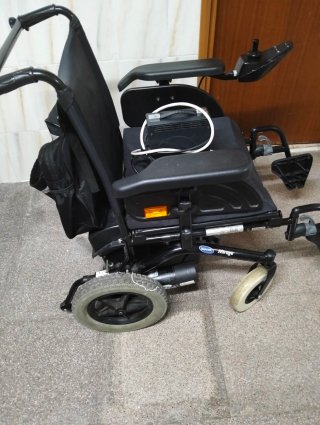 Silla de ruedas eléctrica en buen estado